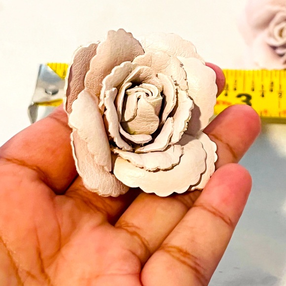 Leather Rose ear rings blush pink/light mauve shade - Picture 4 of 5